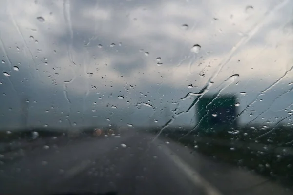 Imagen Del Parabrisas Coche Conduciendo Bajo Lluvia —  Fotos de Stock