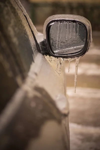 Nahaufnahme Eines Gefrorenen Autospiegels Nach Eisregen — Stockfoto