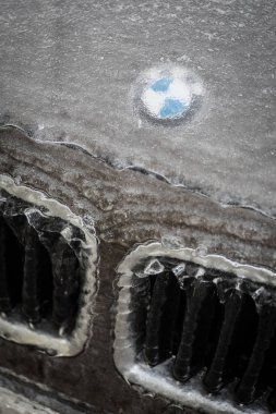 Bir otomobilin hood, Ice kaplı BMW logo