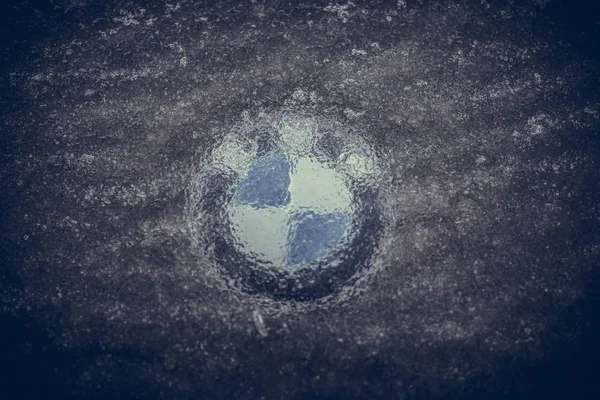 Logo BMW sul cofano di un'auto, ricoperto di ghiaccio — Foto Stock
