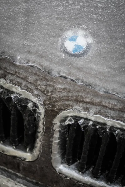 Logo BMW sur le capot d'une voiture, recouvert de glace — Photo