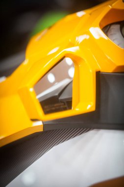Sarı bir jet ski ayna