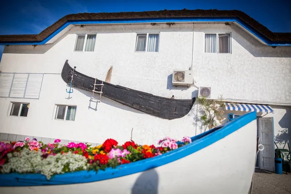 Barco de madera en una pared — Foto de Stock