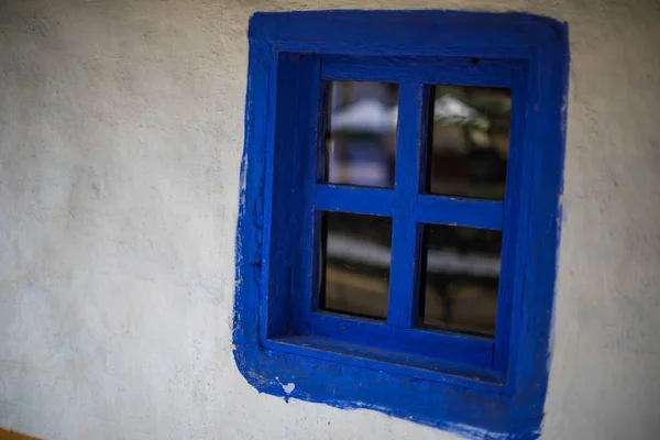 Finestra blu su una vecchia casa — Foto Stock