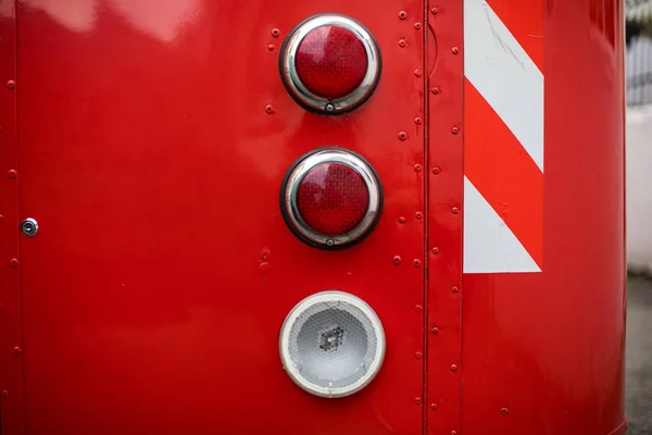 Luzes de freio vintage de um ônibus vermelho — Fotografia de Stock