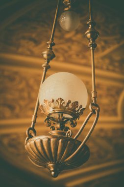 Tavanda asılı eski avize