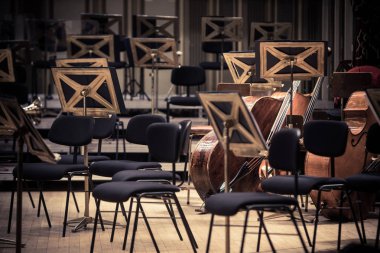 Orkestra boş sandalye bir sahnede