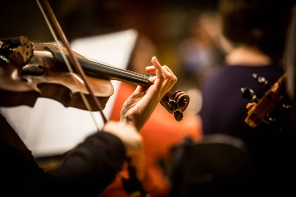 Woman performing on a violin — Stock Photo, Image