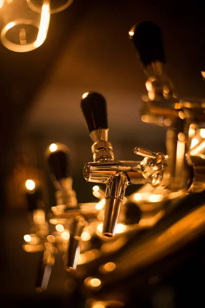 酒吧里的啤酒饮料机 — 图库照片