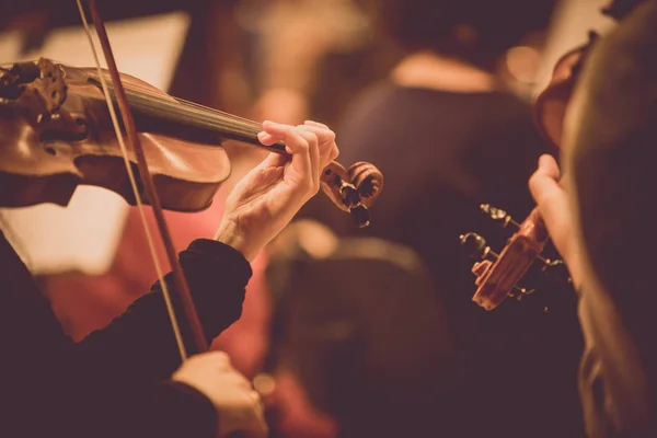 Femme jouant sur un violon — Photo