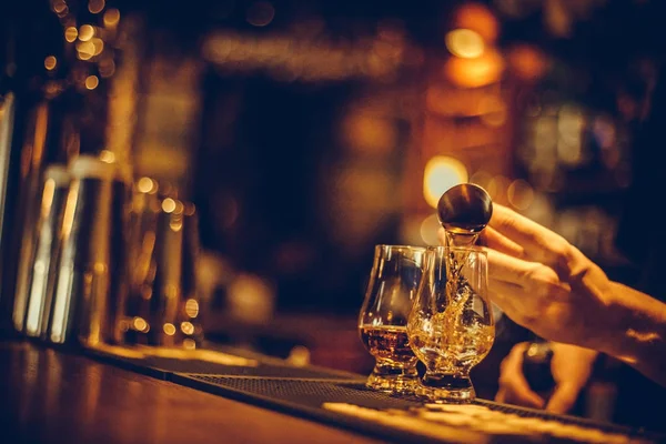 Barkeeper gießt Whisky in ein Glas — Stockfoto