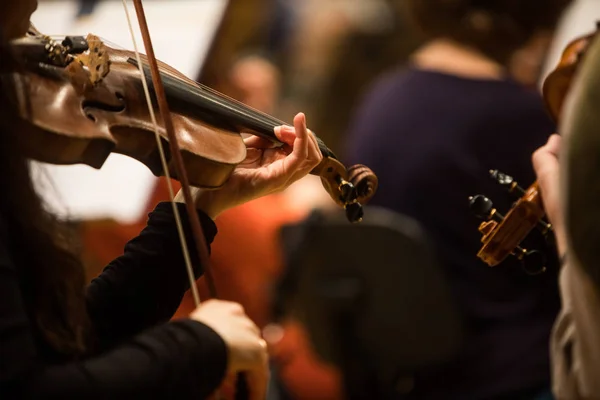 Femme jouant sur un violon — Photo