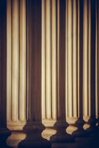 Fila de columnas — Foto de Stock