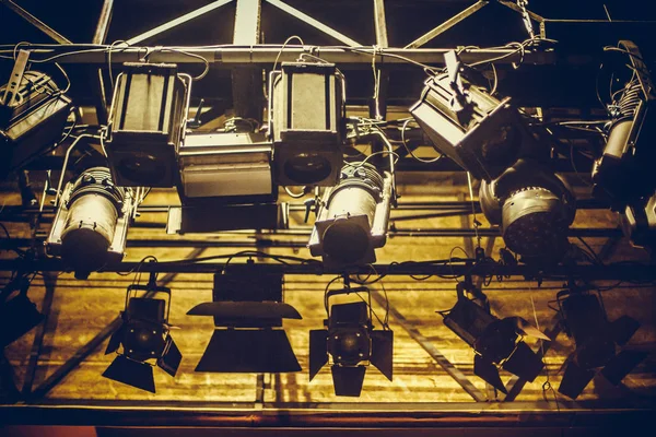 Reflectores de escenario en un teatro — Foto de Stock