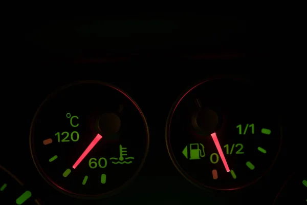 Kühlmittel und Treibstoffanzeige des Autos — Stockfoto