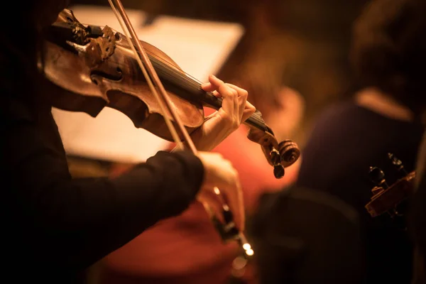 Femme jouant sur un violon — Photo