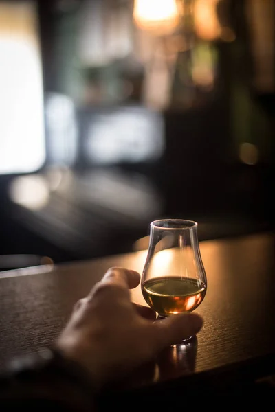 Mão segurando um copo de uísque Glencairn — Fotografia de Stock
