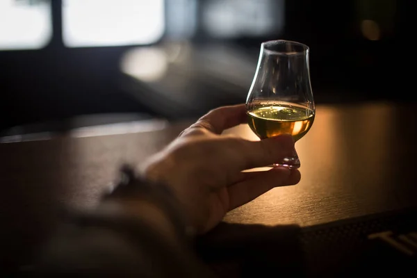 Mão segurando um copo de uísque Glencairn — Fotografia de Stock