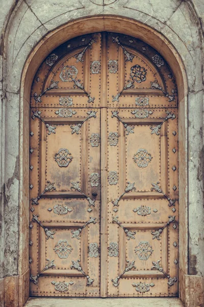Dekore edilmiş ahşap kapalı kapı — Stok fotoğraf