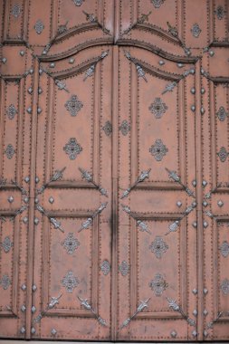 Dekore edilmiş ahşap kapalı kapı