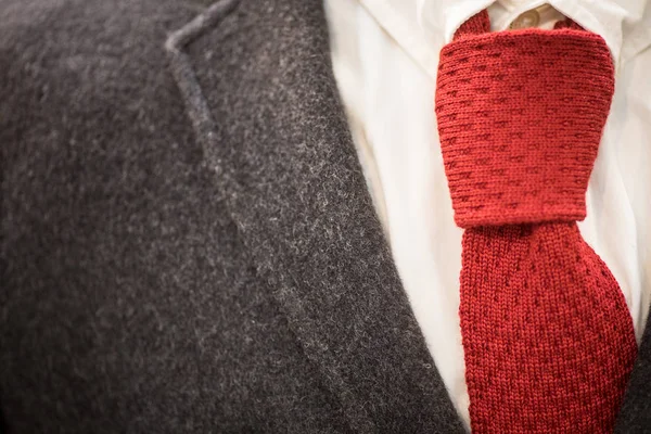 Traje con corbata roja —  Fotos de Stock