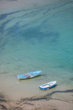 Mavi suda yüzen iki tekne