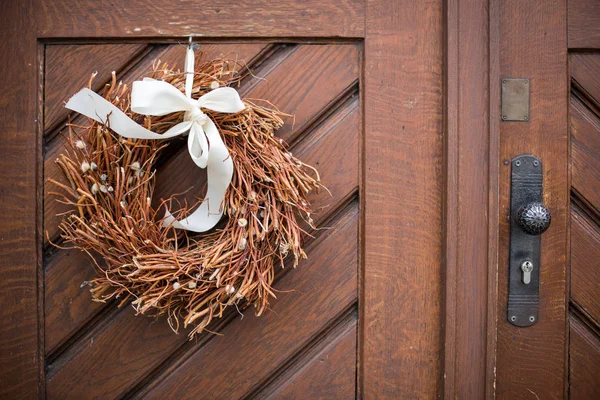 Dried wreath on a wooden door — Stock Photo, Image