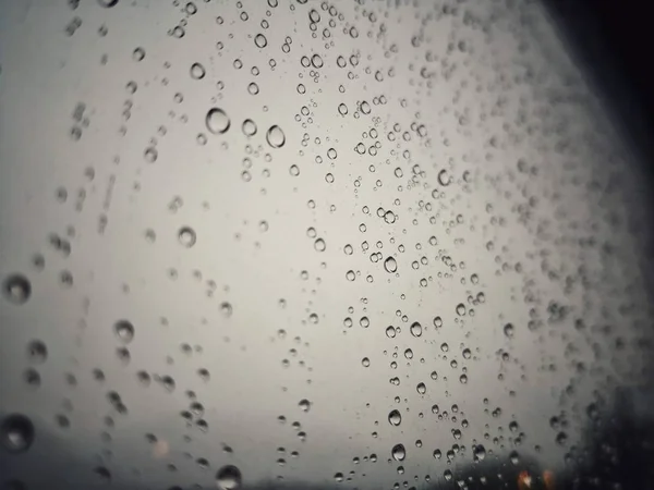 Gotas de lluvia sobre un vaso —  Fotos de Stock