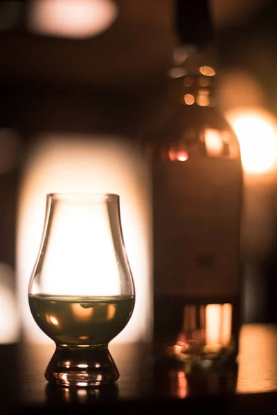 Бокал виски Glencairn — стоковое фото