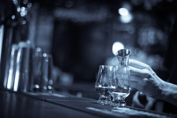 Bartender hälla whisky i ett glas — Stockfoto