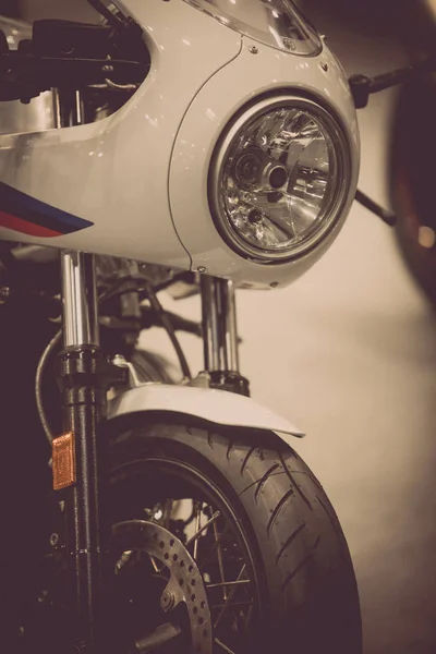 Фара мотоцикла и переднее колесо — стоковое фото