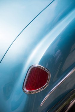 Klasik bir eski arabanın kırmızı kuyruk ışığı