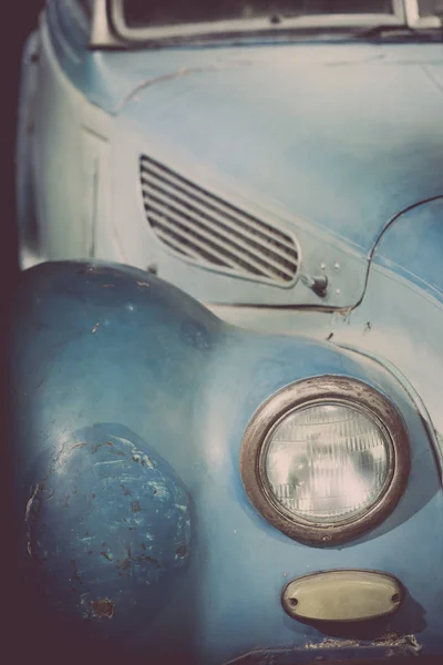 Faro de un coche clásico azul vintage — Foto de Stock