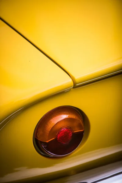 Röd bakljus av en klassisk veteranbil — Stockfoto