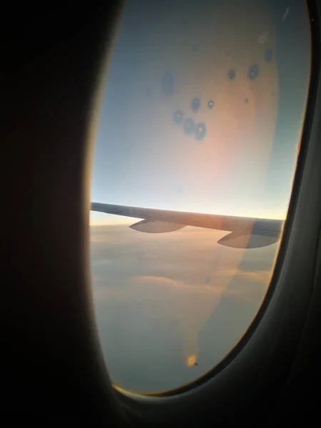 Um pequeno buraco na janela de um avião — Fotografia de Stock
