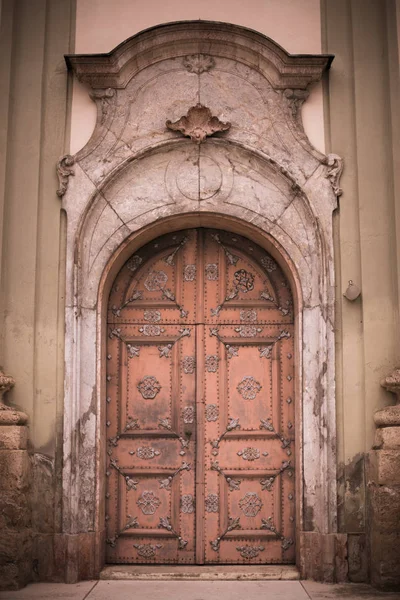 Decorated wooden closed door — Stock Photo, Image