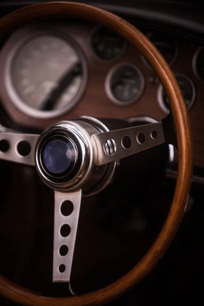 Volante de madera de un viejo coche clásico —  Fotos de Stock