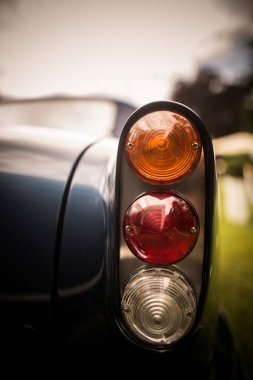 Klasik bir eski arabanın kırmızı kuyruk ışığı