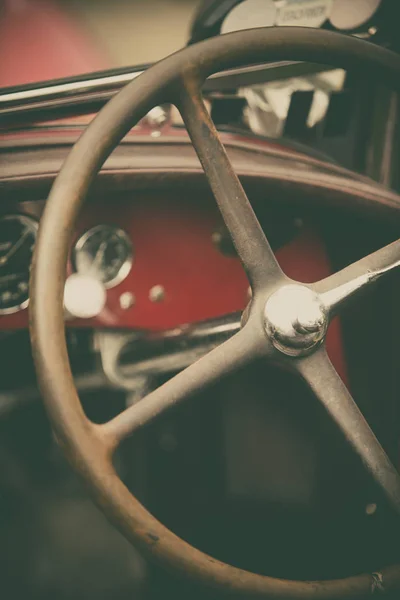 Volante de madera de un viejo coche clásico —  Fotos de Stock