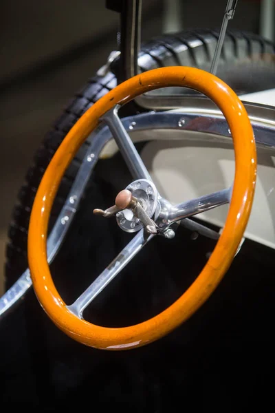 Wooden steering wheel of an old classic car — Stock Photo, Image