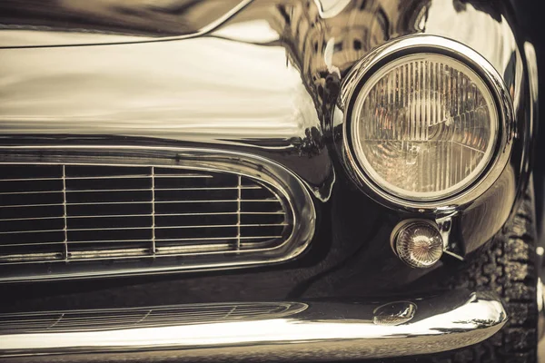 Фара старинного классического автомобиля — стоковое фото