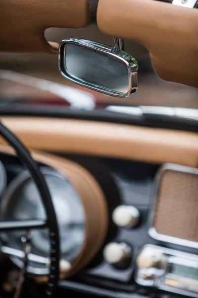 Espejo retrovisor de un coche de época —  Fotos de Stock