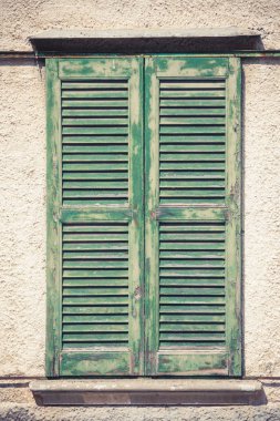 Eski yıpranmış pencere panjurları