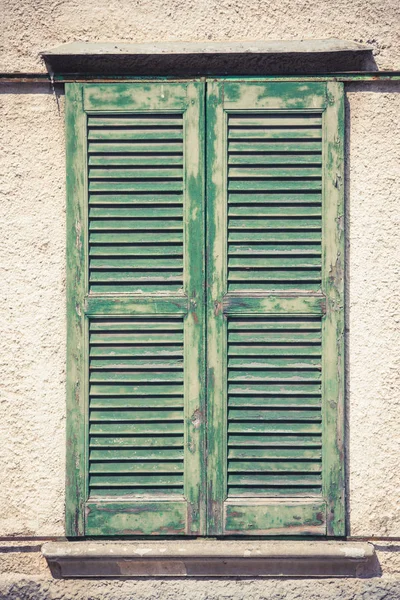 Eski yıpranmış pencere panjurları — Stok fotoğraf