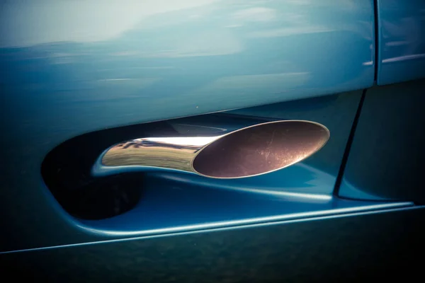 蓝色汽车排气管 — 图库照片