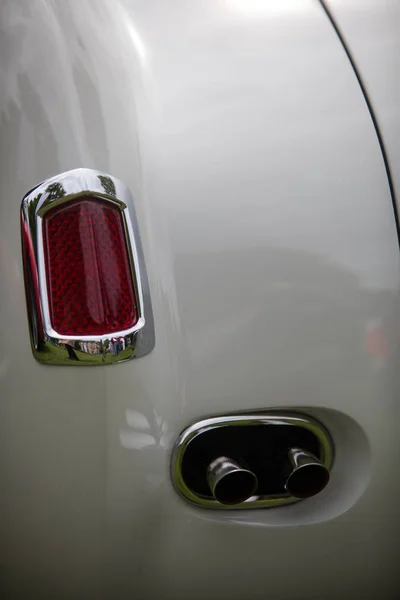 Luz trasera roja de un coche clásico de época — Foto de Stock