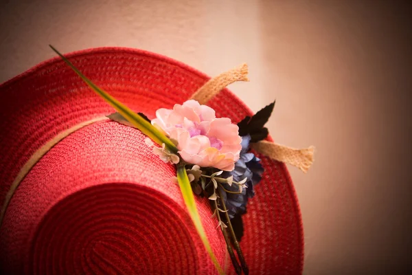 红色夏季手工制作帽子 — 图库照片