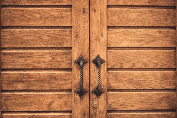 Old door handle on a wooden door — Stock Photo, Image