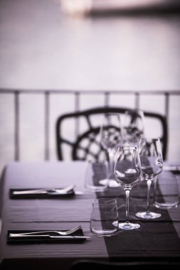 Boş gözlük ve yemek eşyaları