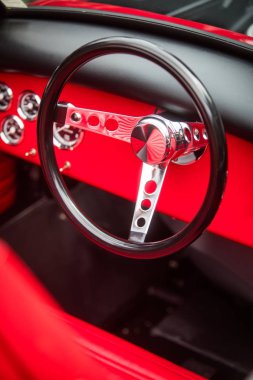 Eski bir klasik otomobilin direksiyon simidi